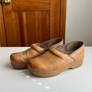 Dansko clogs- tan